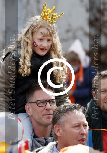 Tilburg 27 april 2017
Koningsdag in tilburg. Aanwezige leden van de koninklijke familie zijn, Koning Willem Alexander Koningin Maxima Prinses Amalia Ariane Alexia, Prins Constantijn prinses Laurentien Prins Maurits Prinses Marilene Prins Bernhard jr Prinses Annette Prins Floris Prinses Aimee Prins Pieter Christiaan en Prinses Anita. Guus Meeuwis en Gers Pardoel zingen ze toe.