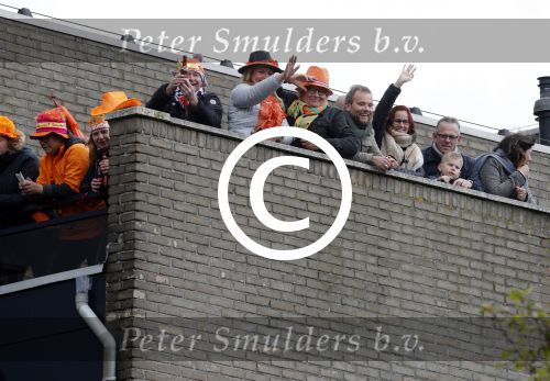 Tilburg 27 april 2017
Koningsdag in tilburg. Aanwezige leden van de koninklijke familie zijn, Koning Willem Alexander Koningin Maxima Prinses Amalia Ariane Alexia, Prins Constantijn prinses Laurentien Prins Maurits Prinses Marilene Prins Bernhard jr Prinses Annette Prins Floris Prinses Aimee Prins Pieter Christiaan en Prinses Anita. Guus Meeuwis en Gers Pardoel zingen ze toe.