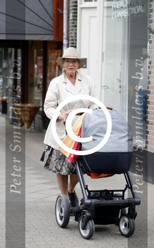 Amsterdam 24 april 2017
Puck Croiset achter de kinderwagen met daarin haar kleinzoon Teddy Puck . ( zoon Vincent Croiset)