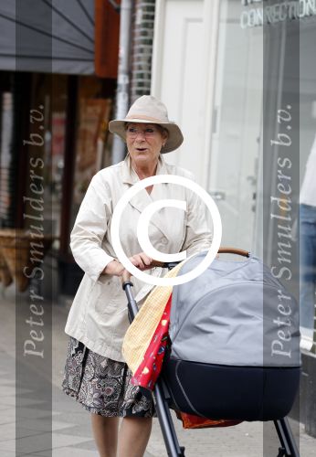Amsterdam 24 april 2017
Puck Croiset achter de kinderwagen met daarin haar kleinzoon Teddy Puck . ( zoon Vincent Croiset)