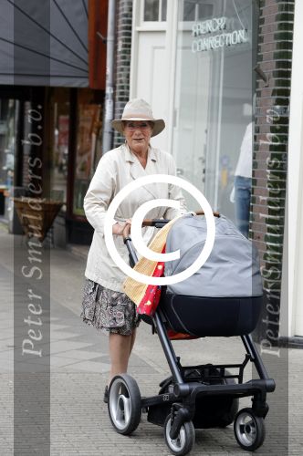 Amsterdam 24 april 2017
Puck Croiset achter de kinderwagen met daarin haar kleinzoon Teddy Puck . ( zoon Vincent Croiset)