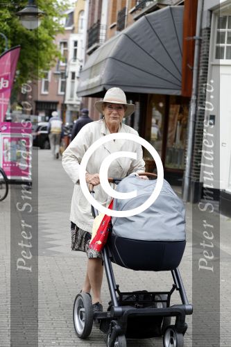 Amsterdam 24 april 2017
Puck Croiset achter de kinderwagen met daarin haar kleinzoon Teddy Puck . ( zoon Vincent Croiset)