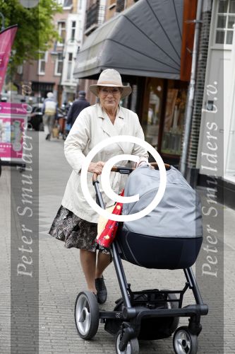 Amsterdam 24 april 2017
Puck Croiset achter de kinderwagen met daarin haar kleinzoon Teddy Puck . ( zoon Vincent Croiset)