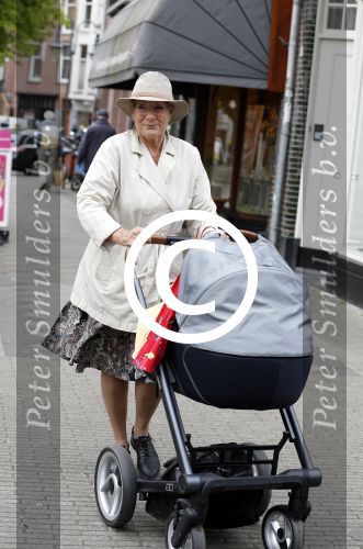 Amsterdam 24 april 2017
Puck Croiset achter de kinderwagen met daarin haar kleinzoon Teddy Puck . ( zoon Vincent Croiset)