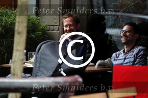 Amsterdam 3 april 2017  
Oscar Aerts met zoontje en Robert de Hoog op terras.