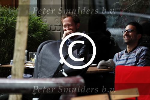 Amsterdam 3 april 2017  
Oscar Aerts met zoontje en Robert de Hoog op terras.