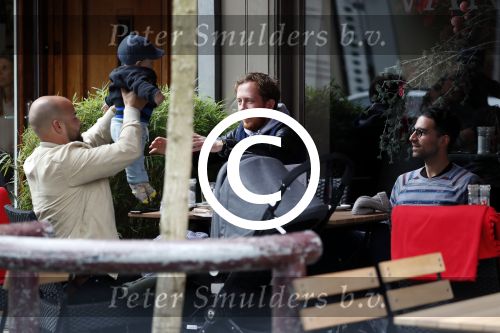 Amsterdam 3 april 2017  
Oscar Aerts met zoontje en Robert de Hoog op terras.