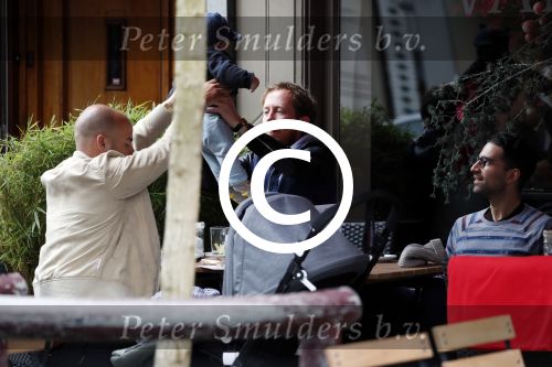 Amsterdam 3 april 2017  
Oscar Aerts met zoontje en Robert de Hoog op terras.