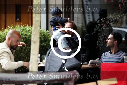 Amsterdam 3 april 2017  
Oscar Aerts met zoontje en Robert de Hoog op terras.