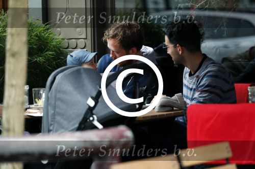 Amsterdam 3 april 2017  
Oscar Aerts met zoontje en Robert de Hoog op terras.