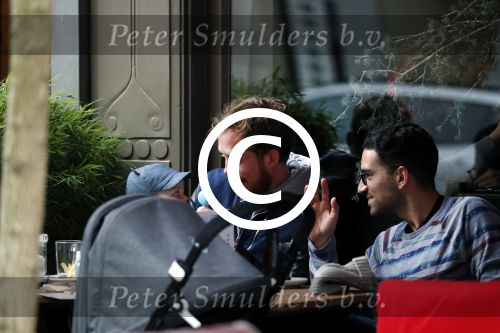 Amsterdam 3 april 2017  
Oscar Aerts met zoontje en Robert de Hoog op terras.