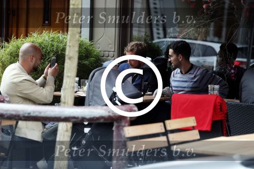 Amsterdam 3 april 2017  
Oscar Aerts met zoontje en Robert de Hoog op terras.