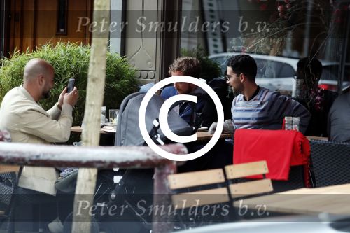 Amsterdam 3 april 2017  
Oscar Aerts met zoontje en Robert de Hoog op terras.
