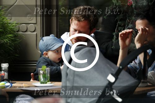 Amsterdam 3 april 2017  
Oscar Aerts met zoontje en Robert de Hoog op terras.