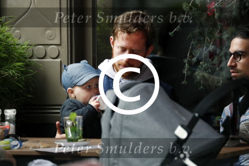 Amsterdam 3 april 2017  
Oscar Aerts met zoontje en Robert de Hoog op terras.