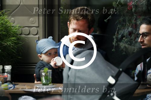 Amsterdam 3 april 2017  
Oscar Aerts met zoontje en Robert de Hoog op terras.