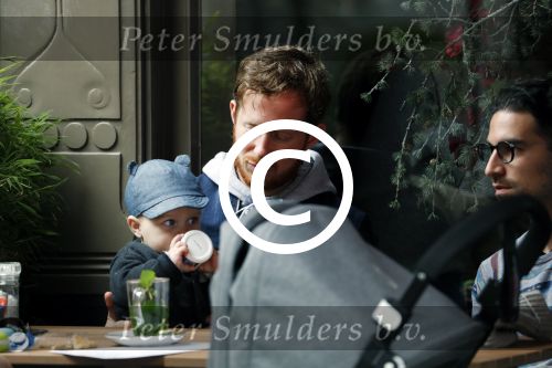 Amsterdam 3 april 2017  
Oscar Aerts met zoontje en Robert de Hoog op terras.