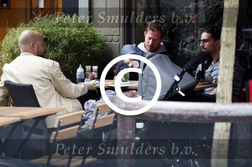 Amsterdam 3 april 2017  
Oscar Aerts met zoontje en Robert de Hoog op terras.