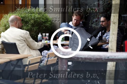 Amsterdam 3 april 2017  
Oscar Aerts met zoontje en Robert de Hoog op terras.