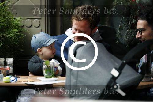 Amsterdam 3 april 2017  
Oscar Aerts met zoontje en Robert de Hoog op terras.