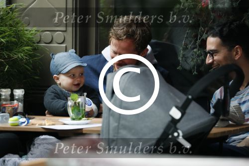 Amsterdam 3 april 2017  
Oscar Aerts met zoontje en Robert de Hoog op terras.