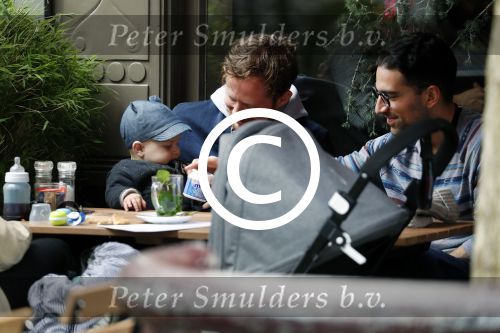 Amsterdam 3 april 2017  
Oscar Aerts met zoontje en Robert de Hoog op terras.