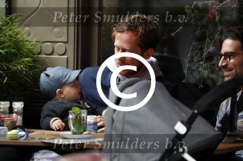 Amsterdam 3 april 2017  
Oscar Aerts met zoontje en Robert de Hoog op terras.