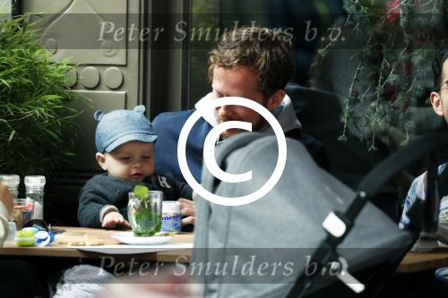 Amsterdam 3 april 2017  
Oscar Aerts met zoontje en Robert de Hoog op terras.