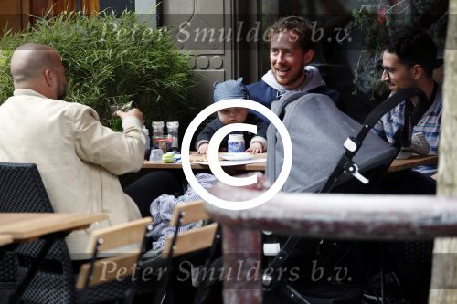 Amsterdam 3 april 2017  
Oscar Aerts met zoontje en Robert de Hoog op terras.