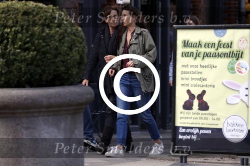 Amsterdam 11 april 2017  
Robine v d Meer met kinderen op de cornelis schuytstraat