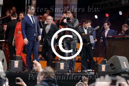 Tilburg 27 april 2017
Koningsdag in tilburg. Aanwezige leden van de koninklijke familie zijn, Koning Willem Alexander Koningin Maxima Prinses Amalia Ariane Alexia, Prins Constantijn prinses Laurentien Prins Maurits Prinses Marilene Prins Bernhard jr Prinses Annette Prins Floris Prinses Aimee Prins Pieter Christiaan en Prinses Anita. Guus Meeuwis en Gers Pardoel zingen ze toe. Roy Donders