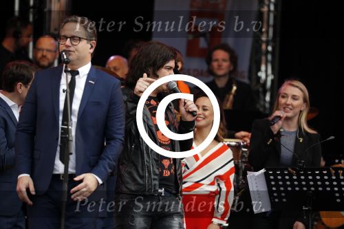 Tilburg 27 april 2017
Koningsdag in tilburg. Aanwezige leden van de koninklijke familie zijn, Koning Willem Alexander Koningin Maxima Prinses Amalia Ariane Alexia, Prins Constantijn prinses Laurentien Prins Maurits Prinses Marilene Prins Bernhard jr Prinses Annette Prins Floris Prinses Aimee Prins Pieter Christiaan en Prinses Anita. Guus Meeuwis en Gers Pardoel zingen ze toe. Roy Donders