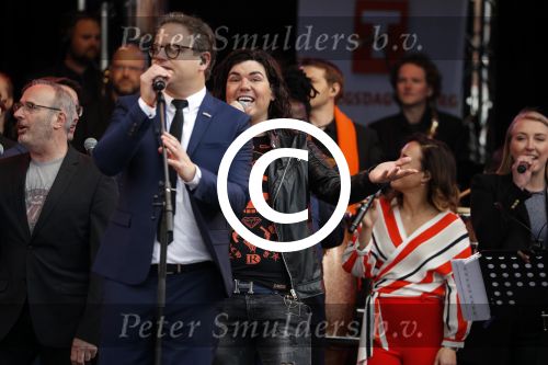 Tilburg 27 april 2017
Koningsdag in tilburg. Aanwezige leden van de koninklijke familie zijn, Koning Willem Alexander Koningin Maxima Prinses Amalia Ariane Alexia, Prins Constantijn prinses Laurentien Prins Maurits Prinses Marilene Prins Bernhard jr Prinses Annette Prins Floris Prinses Aimee Prins Pieter Christiaan en Prinses Anita. Guus Meeuwis en Gers Pardoel zingen ze toe.