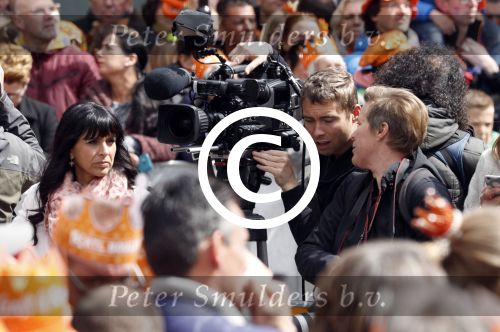 Tilburg 27 april 2017
Koningsdag in tilburg. Aanwezige leden van de koninklijke familie zijn, Koning Willem Alexander Koningin Maxima Prinses Amalia Ariane Alexia, Prins Constantijn prinses Laurentien Prins Maurits Prinses Marilene Prins Bernhard jr Prinses Annette Prins Floris Prinses Aimee Prins Pieter Christiaan en Prinses Anita. Guus Meeuwis en Gers Pardoel zingen ze toe. Sandra Schuurhof met cameraman