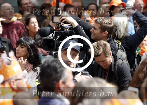 Tilburg 27 april 2017
Koningsdag in tilburg. Aanwezige leden van de koninklijke familie zijn, Koning Willem Alexander Koningin Maxima Prinses Amalia Ariane Alexia, Prins Constantijn prinses Laurentien Prins Maurits Prinses Marilene Prins Bernhard jr Prinses Annette Prins Floris Prinses Aimee Prins Pieter Christiaan en Prinses Anita. Guus Meeuwis en Gers Pardoel zingen ze toe. Sandra Schuurhof met cameraman