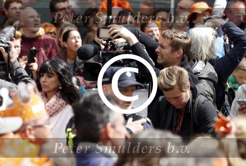 Tilburg 27 april 2017
Koningsdag in tilburg. Aanwezige leden van de koninklijke familie zijn, Koning Willem Alexander Koningin Maxima Prinses Amalia Ariane Alexia, Prins Constantijn prinses Laurentien Prins Maurits Prinses Marilene Prins Bernhard jr Prinses Annette Prins Floris Prinses Aimee Prins Pieter Christiaan en Prinses Anita. Guus Meeuwis en Gers Pardoel zingen ze toe. Sandra Schuurhof met cameraman