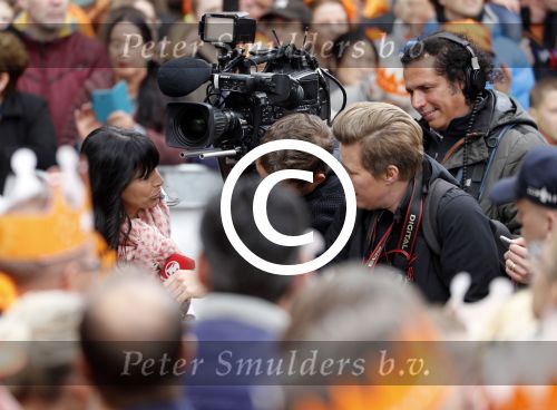 Tilburg 27 april 2017
Koningsdag in tilburg. Aanwezige leden van de koninklijke familie zijn, Koning Willem Alexander Koningin Maxima Prinses Amalia Ariane Alexia, Prins Constantijn prinses Laurentien Prins Maurits Prinses Marilene Prins Bernhard jr Prinses Annette Prins Floris Prinses Aimee Prins Pieter Christiaan en Prinses Anita. Guus Meeuwis en Gers Pardoel zingen ze toe. Sandra Schuurhof met cameraman