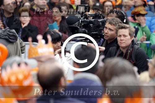 Tilburg 27 april 2017
Koningsdag in tilburg. Aanwezige leden van de koninklijke familie zijn, Koning Willem Alexander Koningin Maxima Prinses Amalia Ariane Alexia, Prins Constantijn prinses Laurentien Prins Maurits Prinses Marilene Prins Bernhard jr Prinses Annette Prins Floris Prinses Aimee Prins Pieter Christiaan en Prinses Anita. Guus Meeuwis en Gers Pardoel zingen ze toe. Sandra Schuurhof met cameraman