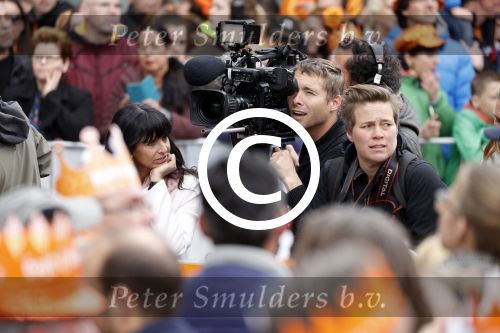 Tilburg 27 april 2017
Koningsdag in tilburg. Aanwezige leden van de koninklijke familie zijn, Koning Willem Alexander Koningin Maxima Prinses Amalia Ariane Alexia, Prins Constantijn prinses Laurentien Prins Maurits Prinses Marilene Prins Bernhard jr Prinses Annette Prins Floris Prinses Aimee Prins Pieter Christiaan en Prinses Anita. Guus Meeuwis en Gers Pardoel zingen ze toe. Sandra Schuurhof met cameraman