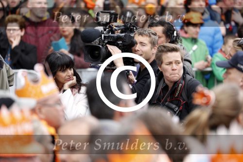 Tilburg 27 april 2017
Koningsdag in tilburg. Aanwezige leden van de koninklijke familie zijn, Koning Willem Alexander Koningin Maxima Prinses Amalia Ariane Alexia, Prins Constantijn prinses Laurentien Prins Maurits Prinses Marilene Prins Bernhard jr Prinses Annette Prins Floris Prinses Aimee Prins Pieter Christiaan en Prinses Anita. Guus Meeuwis en Gers Pardoel zingen ze toe. Sandra Schuurhof met cameraman