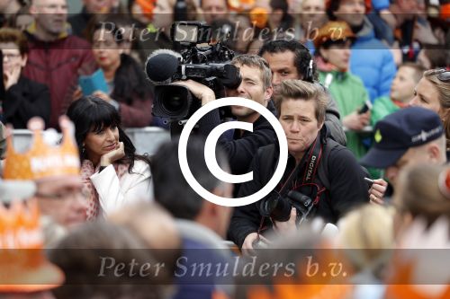 Tilburg 27 april 2017
Koningsdag in tilburg. Aanwezige leden van de koninklijke familie zijn, Koning Willem Alexander Koningin Maxima Prinses Amalia Ariane Alexia, Prins Constantijn prinses Laurentien Prins Maurits Prinses Marilene Prins Bernhard jr Prinses Annette Prins Floris Prinses Aimee Prins Pieter Christiaan en Prinses Anita. Guus Meeuwis en Gers Pardoel zingen ze toe. Sandra Schuurhof met cameraman