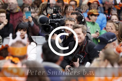 Tilburg 27 april 2017
Koningsdag in tilburg. Aanwezige leden van de koninklijke familie zijn, Koning Willem Alexander Koningin Maxima Prinses Amalia Ariane Alexia, Prins Constantijn prinses Laurentien Prins Maurits Prinses Marilene Prins Bernhard jr Prinses Annette Prins Floris Prinses Aimee Prins Pieter Christiaan en Prinses Anita. Guus Meeuwis en Gers Pardoel zingen ze toe. Sandra Schuurhof met cameraman