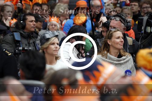 Tilburg 27 april 2017
Koningsdag in tilburg. Aanwezige leden van de koninklijke familie zijn, Koning Willem Alexander Koningin Maxima Prinses Amalia Ariane Alexia, Prins Constantijn prinses Laurentien Prins Maurits Prinses Marilene Prins Bernhard jr Prinses Annette Prins Floris Prinses Aimee Prins Pieter Christiaan en Prinses Anita. Guus Meeuwis en Gers Pardoel zingen ze toe. Sandra Schuurhof met cameraman