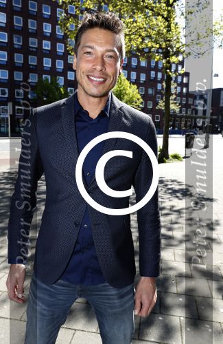 Amsterdam 8 mei 2017
Presentatie L\'Homo met Douwe Bob op de cover. Linda de Mol overhandigt het eerste exemplaar.
Sjors v d Panne