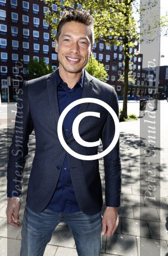 Amsterdam 8 mei 2017
Presentatie L\'Homo met Douwe Bob op de cover. Linda de Mol overhandigt het eerste exemplaar.
Sjors v d Panne