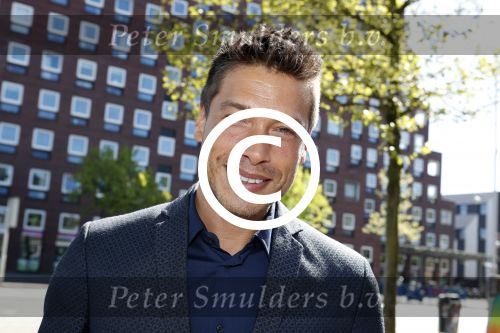 Amsterdam 8 mei 2017
Presentatie L\'Homo met Douwe Bob op de cover. Linda de Mol overhandigt het eerste exemplaar.
Sjors v d Panne