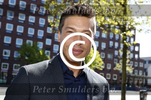 Amsterdam 8 mei 2017
Presentatie L\'Homo met Douwe Bob op de cover. Linda de Mol overhandigt het eerste exemplaar.
Sjors v d Panne