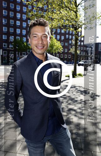 Amsterdam 8 mei 2017
Presentatie L\'Homo met Douwe Bob op de cover. Linda de Mol overhandigt het eerste exemplaar.
Sjors v d Panne