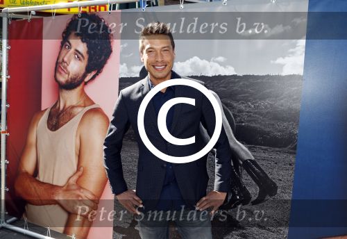 Amsterdam 8 mei 2017
Presentatie L\'Homo met Douwe Bob op de cover. Linda de Mol overhandigt het eerste exemplaar.
Sjors v d Panne