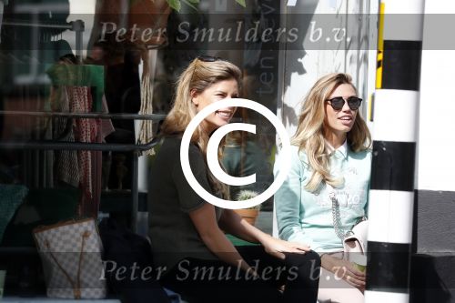 Amsterdam 11 april 2017
Stephanie Tency op terras met een vriendin.